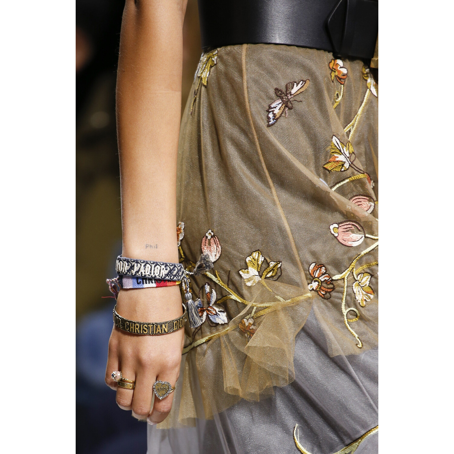 Фото Details Christian Dior , Details Dior Fall 2018 Ready-to-Wear , Детали показа Кристиан Диор , Детали показа Диор осень зима 2018 , Fashion show , неделя моды в Париже , PFW , Мария Грация Кьюри , Mainstyles
